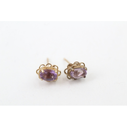 121 - 9ct gold amethyst stud earrings with scroll backs (1g)