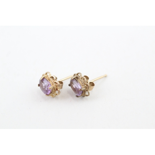 121 - 9ct gold amethyst stud earrings with scroll backs (1g)