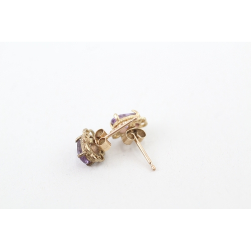 121 - 9ct gold amethyst stud earrings with scroll backs (1g)