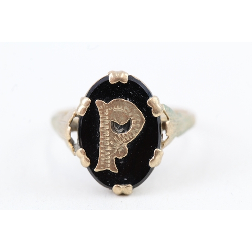 123 - 9ct gold initial 'P' black onyx dress ring (2g) Size  M