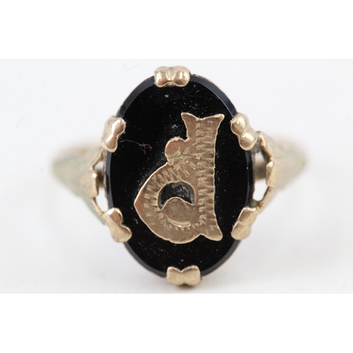 123 - 9ct gold initial 'P' black onyx dress ring (2g) Size  M