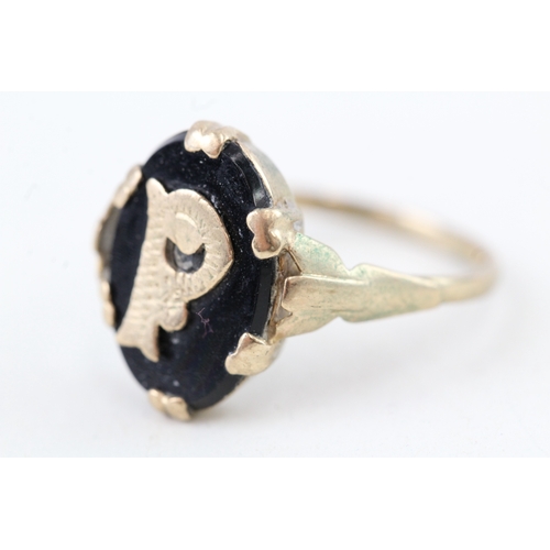 123 - 9ct gold initial 'P' black onyx dress ring (2g) Size  M