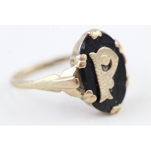 123 - 9ct gold initial 'P' black onyx dress ring (2g) Size  M