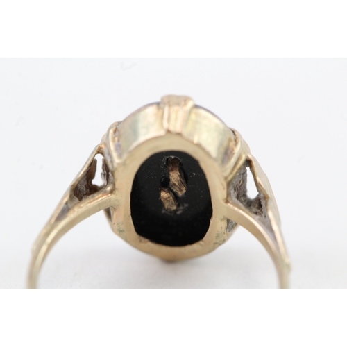 123 - 9ct gold initial 'P' black onyx dress ring (2g) Size  M