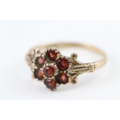 147 - 9ct gold garnet dress ring (1.7g) Size  K