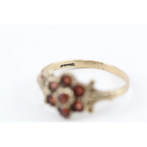 147 - 9ct gold garnet dress ring (1.7g) Size  K