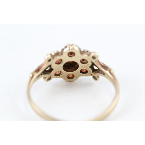 147 - 9ct gold garnet dress ring (1.7g) Size  K