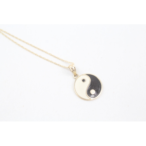 153 - 14ct gold enamel yin yang pendant with 14ct gold chain (1.5g)