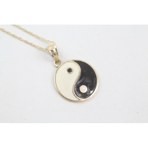 153 - 14ct gold enamel yin yang pendant with 14ct gold chain (1.5g)