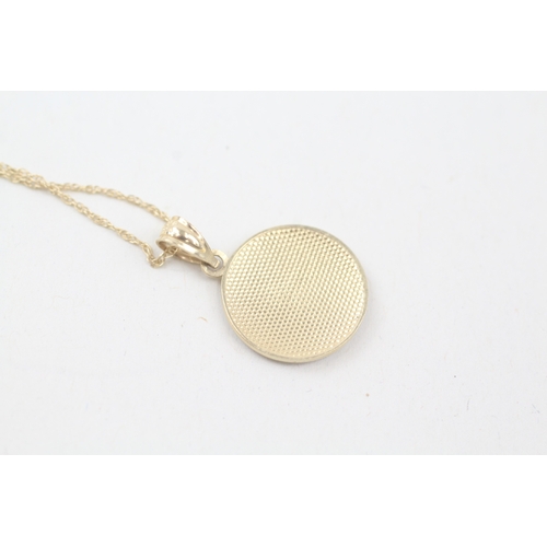 153 - 14ct gold enamel yin yang pendant with 14ct gold chain (1.5g)