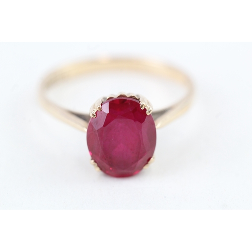 2 - 9ct gold vintage oval cut red gemstone dress ring (2.4g) Size  O