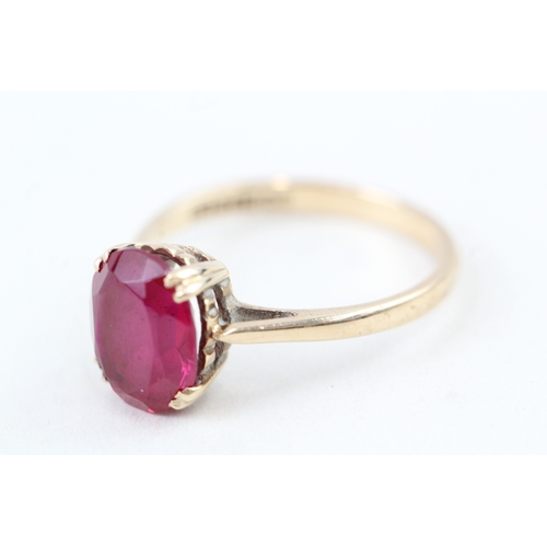 2 - 9ct gold vintage oval cut red gemstone dress ring (2.4g) Size  O