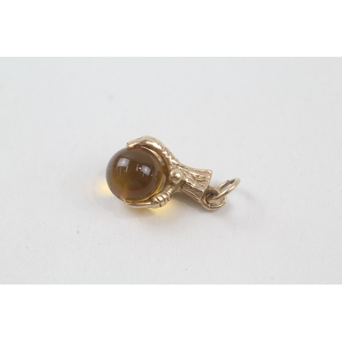 21 - 9ct gold vintage claw charm holding a paste ball (1.9g)