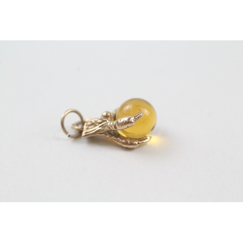 21 - 9ct gold vintage claw charm holding a paste ball (1.9g)