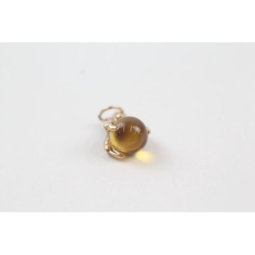 21 - 9ct gold vintage claw charm holding a paste ball (1.9g)