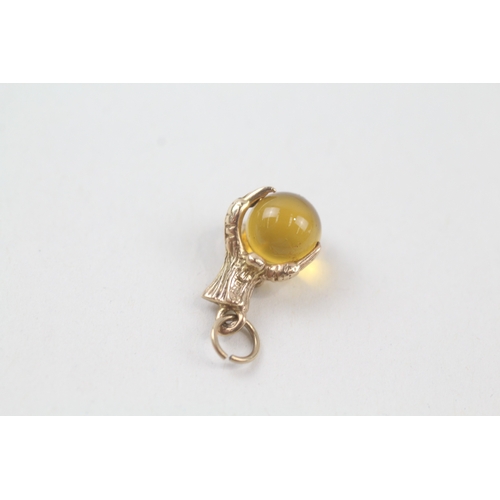 21 - 9ct gold vintage claw charm holding a paste ball (1.9g)