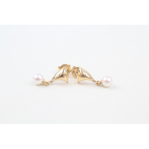 72 - 18ct gold cultured pearl drop earrings with posts (0.6g)