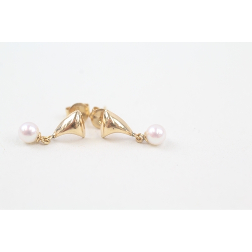 72 - 18ct gold cultured pearl drop earrings with posts (0.6g)