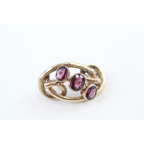 76 - 9ct gold vintage purple garnet three stone brooch (2.5g)