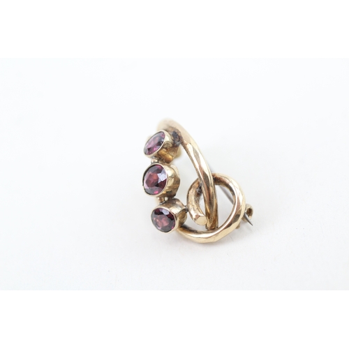 76 - 9ct gold vintage purple garnet three stone brooch (2.5g)