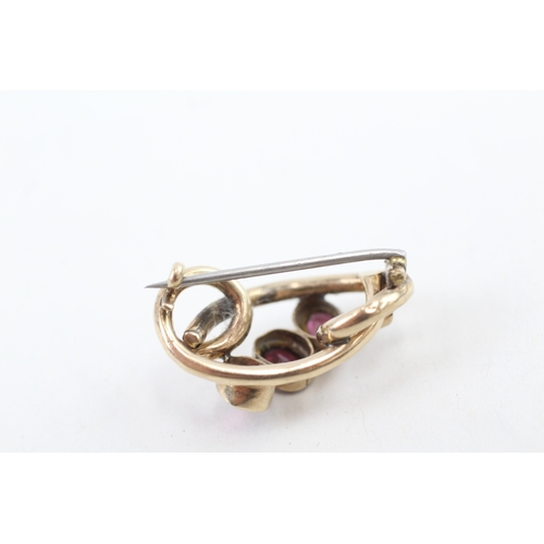 76 - 9ct gold vintage purple garnet three stone brooch (2.5g)