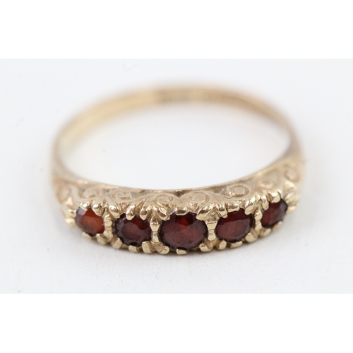 80 - 9ct gold vintage garnet ring with a patterned gallery (1.4g) Size  L