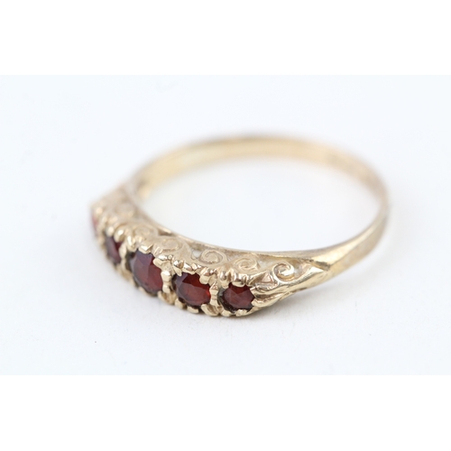 80 - 9ct gold vintage garnet ring with a patterned gallery (1.4g) Size  L