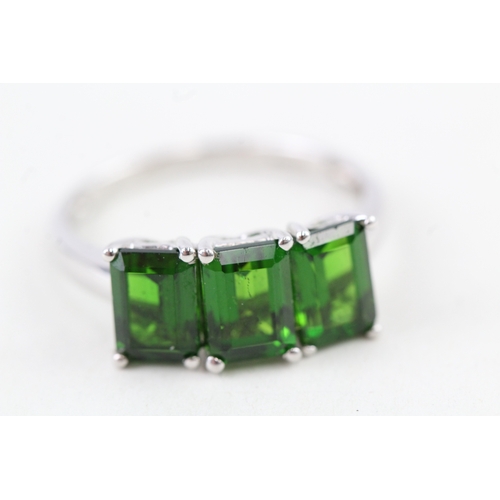 81 - 9ct gold emerald cut diopside three stone ring (2.6g) Size  P