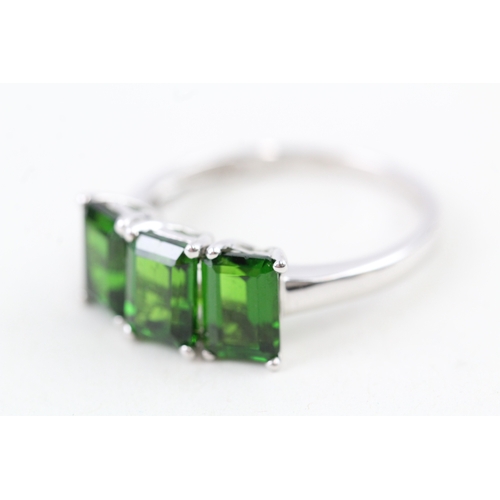 81 - 9ct gold emerald cut diopside three stone ring (2.6g) Size  P