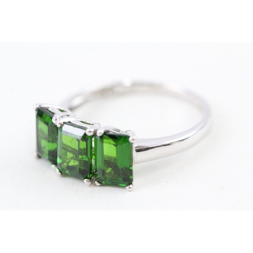 81 - 9ct gold emerald cut diopside three stone ring (2.6g) Size  P