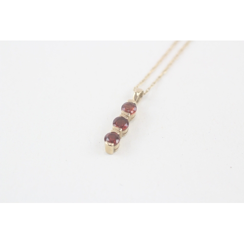 95 - 9ct gold garnet drop pendant necklace (1.9g)