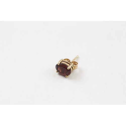 12 - 9ct gold oval cut garnet stud earrings (1.4g)