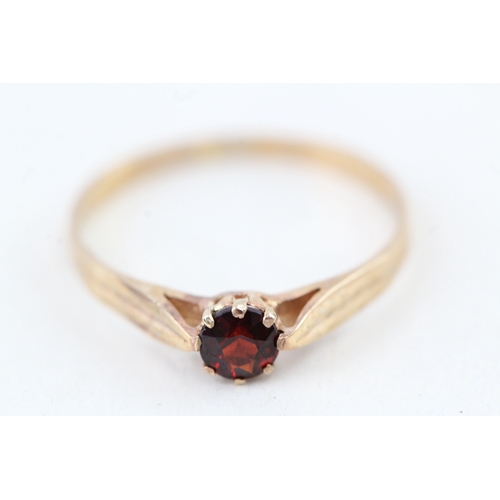 43 - 9ct gold vintage garnet solitaire ring (1.1g) Size  O