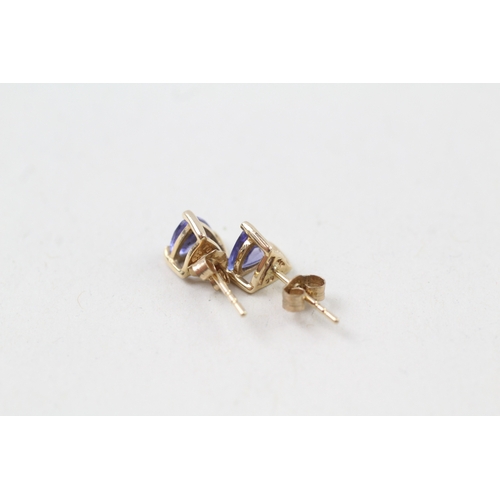 61 - 9ct gold trilliant cut tanzanite stud earrings (0.9g)