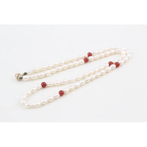 86 - 9ct gold cultured pearl & carnelian necklace (9.3g)