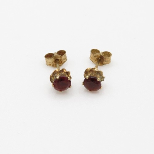 186 - 2 X 9ct gold garnet stud earrings (1.4g)