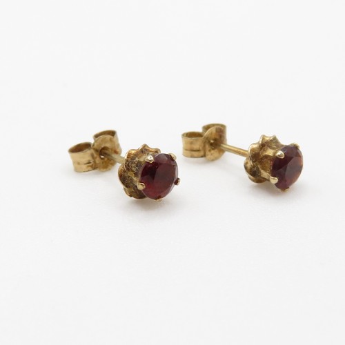 186 - 2 X 9ct gold garnet stud earrings (1.4g)