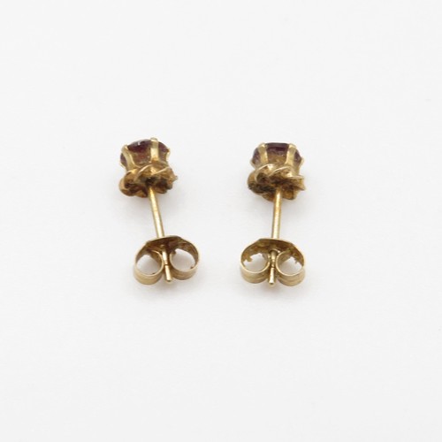 186 - 2 X 9ct gold garnet stud earrings (1.4g)