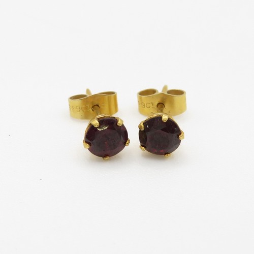 186 - 2 X 9ct gold garnet stud earrings (1.4g)