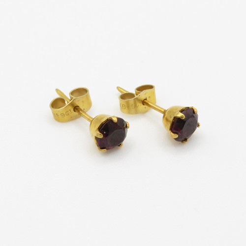 186 - 2 X 9ct gold garnet stud earrings (1.4g)