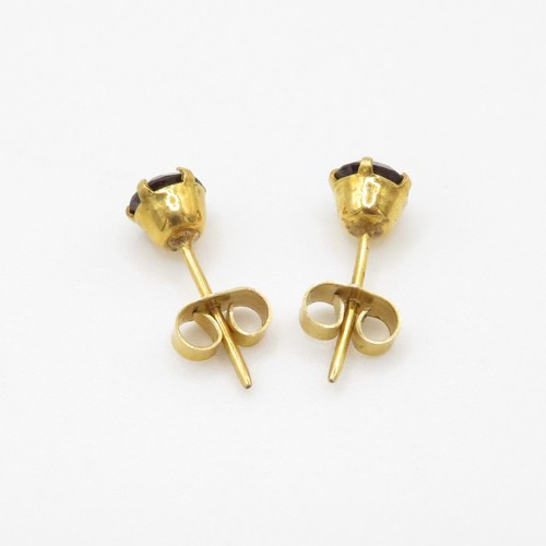 186 - 2 X 9ct gold garnet stud earrings (1.4g)