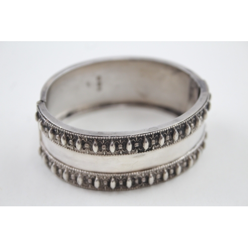 262 - 1884 Victorian Sterling Silver Bangle w/ High Relief Design 34g