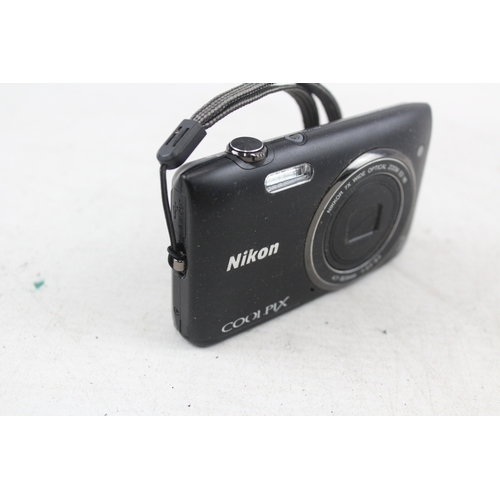 405 - Nikon Coolpix S3500 Digital Compact Camera Working w/ 7x Optical Zoom