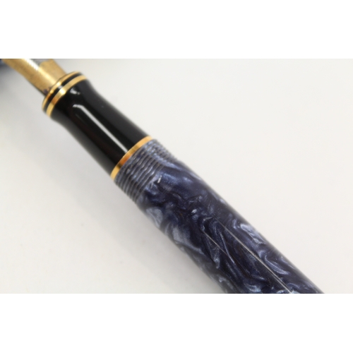 444 - Parker Duofold Fountain Pen Blue Marble Resin w/ 18ct Gold Nib  WRITING