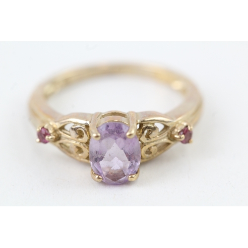 33 - 9ct gold oval cut amethyst & pink tourmaline ring with patterned shoulders (2.9g) Size  N 1/2