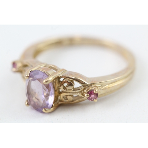 33 - 9ct gold oval cut amethyst & pink tourmaline ring with patterned shoulders (2.9g) Size  N 1/2