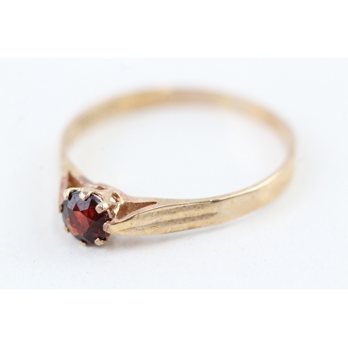 43 - 9ct gold vintage garnet solitaire ring (1.1g) Size  O