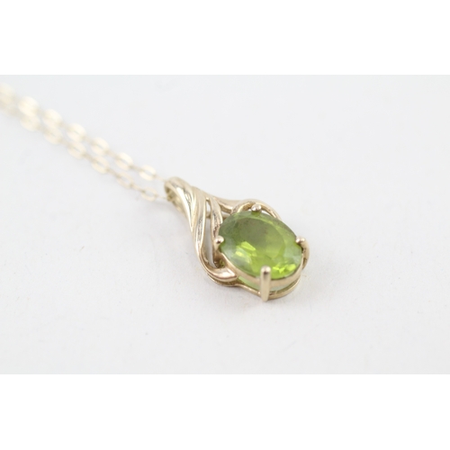 76 - 9ct gold oval cut peridot pendant necklace (1.5g)