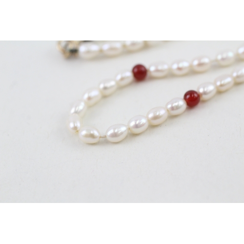 86 - 9ct gold cultured pearl & carnelian necklace (9.3g)