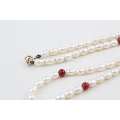 86 - 9ct gold cultured pearl & carnelian necklace (9.3g)